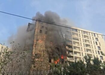 Përkeqësohet situata, zjarri përhapet në pallatet e tjera të Kompleksit pranë QSUT-së, flakët “përpijnë” të tjera apartamente