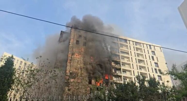 Përkeqësohet situata, zjarri përhapet në pallatet e tjera të Kompleksit pranë QSUT-së, flakët “përpijnë” të tjera apartamente