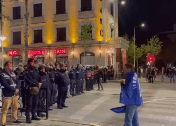 22 të shoqëruar, molotov, gaz lotsjellës e përplasje të forta fizike! Çfarë ndodhi në protestën e opozitës?