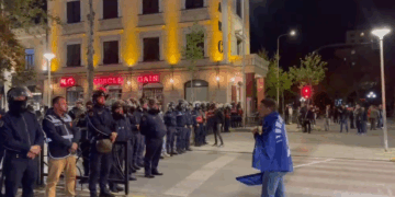 22 të shoqëruar, molotov, gaz lotsjellës e përplasje të forta fizike! Çfarë ndodhi në protestën e opozitës?