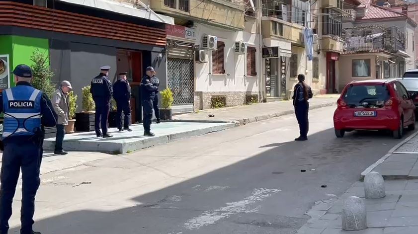 Sherr mes të rinjve në Korçë  plagoset njëri prej tyre  Pasi e rrahën u rrëzua në kangjella 