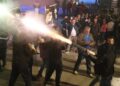 Sulmet me molotovë në protestën e PD, arrestohen 11 militantë të Berishës! Strategjia e Hitës ‘frenoi’ dhunën