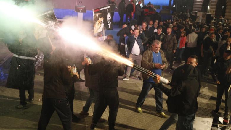 Sulmet me molotovë në protestën e PD  arrestohen 11 militantë të Berishës  Strategjia e Hitës  frenoi  dhunën