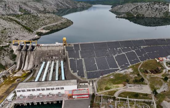 Reuters  Lumi Drin shpëton Shqipërinë nga kriza globale