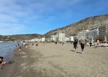 Moti i ngrohtë rikthen gjallërinë buzë detit, pushuesit nisin plazhin në Shëngjin