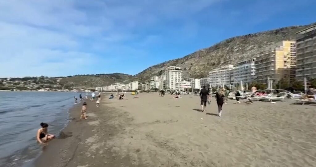Moti i ngrohtë rikthen gjallërinë buzë detit  pushuesit nisin plazhin në Shëngjin