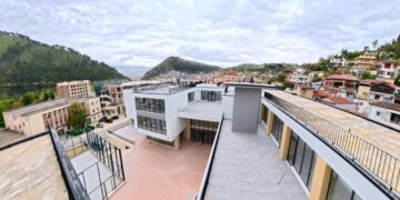 FOTO / Rama: Shkolla “22 Tetori” me laboratorë modernë dhe hapësira sportive