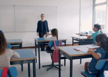 “Program pas shkolle” për nxënësit deri në klasën e pestë/ Rekrutohen mësues në listë pritjeje dhe në pension