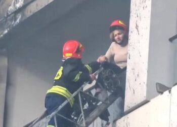 Kishte mbetur e bllokuar nga flakët në banesë, evakuohet një grua nga kompleksi i përfshirë në flakë