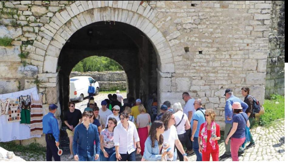 turizmi-me-shume-vizitore-nga-kosova-e-italia-gjermania-e-franca-ne-renie