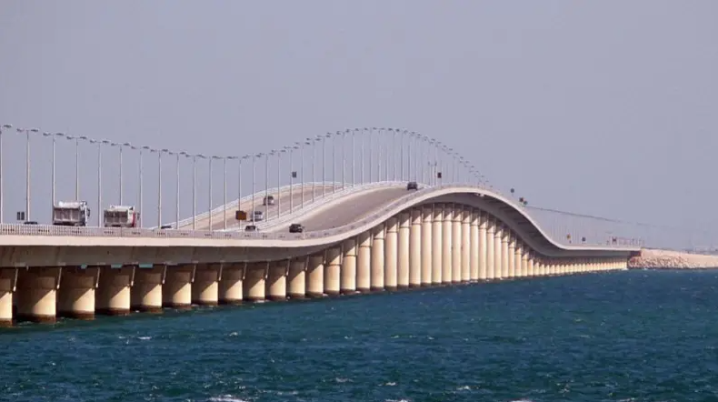 SHBA Izrael intensifikojnë sulmet ndaj Iranit  Teherani hakmerret me goditje në të gjithë rajonin