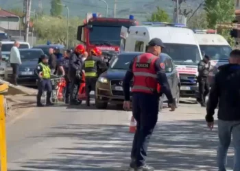 Atentati i dyfishtë në Balldre të Lezhës, viktimat burrë e grua, trupat ende në makinë