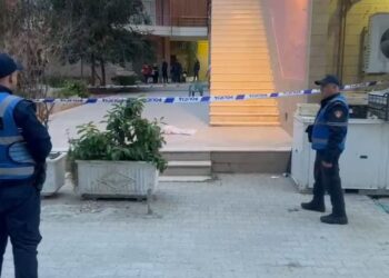 Fëmija humbi jetën pasi ra nga ballkoni i pallatit, Policia zbulon detajet e ngjarjes tragjike: Ishte me nënën në banesë kur…