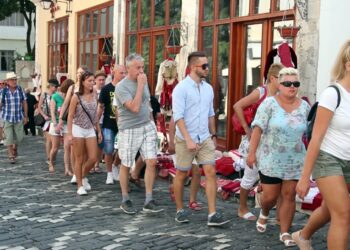 Turizmi në rritje/ Mbi 1.2 milionë hyrje në Shqipëri gjatë muajit mars, INSTAT konfirmon rritjen me 11.7%