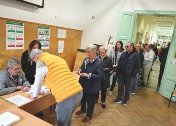 Zgjedhjet parlamentare në Hungari/ Qytetarët presin në radhë, dalin masivisht në votime! Pjesëmarrje rekord