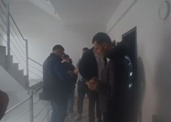 Flakët përfshijnë një pallat në Lushnje, dyshohet për zjarrvënie të qëllimshme