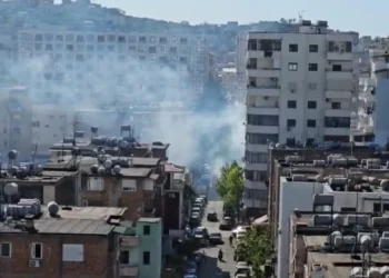 Përfshihet nga flakët tregu i fruta-perimeve në Durrës, të moshuarit i merret fryma nga tymi! Banorët në panik