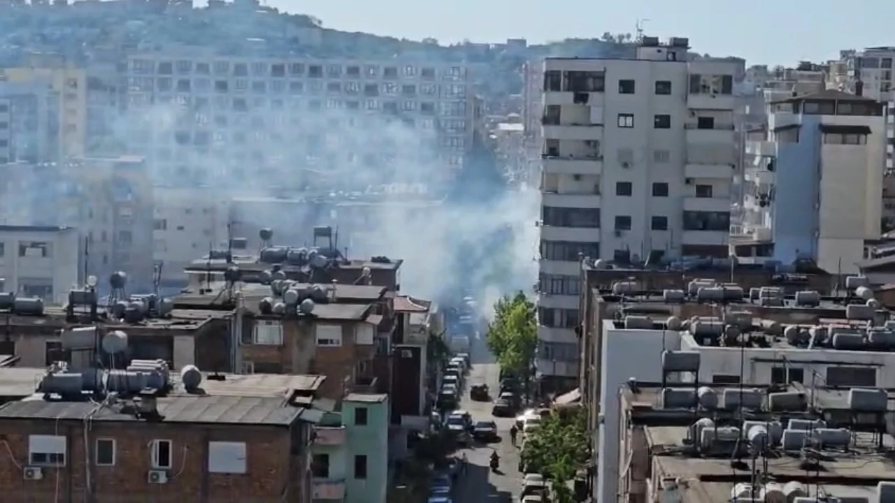 Përfshihet nga flakët tregu i fruta perimeve në Durrës  të moshuarit i merret fryma nga tymi  Banorët në panik