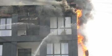 Koçiu takim me banorët e pallatit të djegur: Do përfitoni bonus qiraje për strehimin