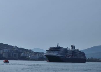 Kroçera “MS Oosterdam” vjen në Sarandë, 1,867  turistë nga shtete të ndryshme vizitojnë qytetin