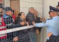 Kundërshtojnë zhvendosjen, protestojnë para Bashkisë tregtarët e tregut të Vlorës