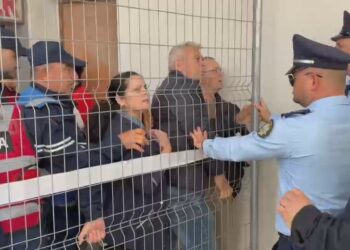 Kundërshtojnë zhvendosjen, protestojnë para Bashkisë tregtarët e tregut të Vlorës