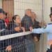 Kundërshtojnë zhvendosjen, protestojnë para Bashkisë tregtarët e tregut të Vlorës