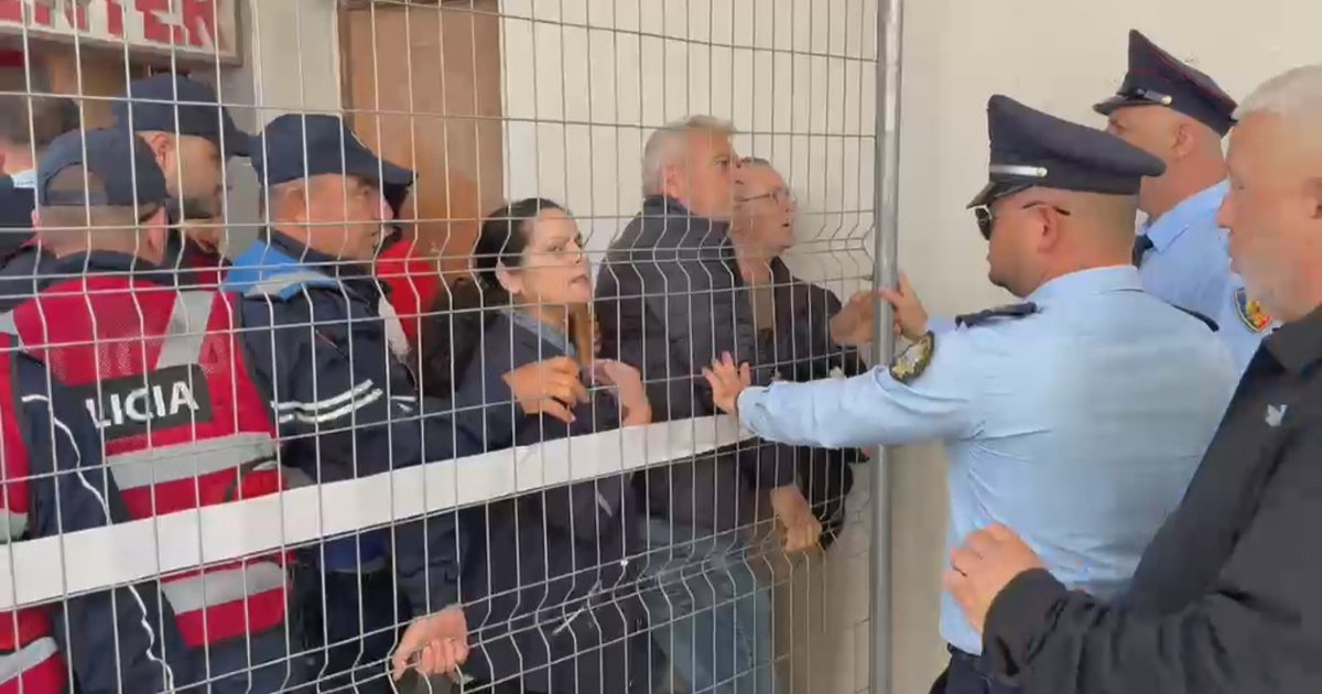Kundërshtojnë zhvendosjen  protestojnë para Bashkisë tregtarët e tregut të Vlorës