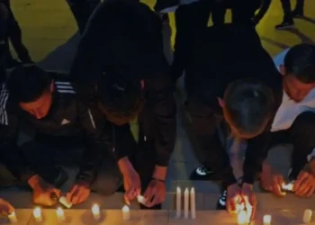 Durrësi në zi për dy fëmijët që humbën jetën nga aksidenti, protestë në heshtje para Bashkisë: Merrni masa!