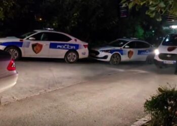 Plagoset me thikë 23-vjeçari në Vlorë, dërgohet me urgjencë në spital
