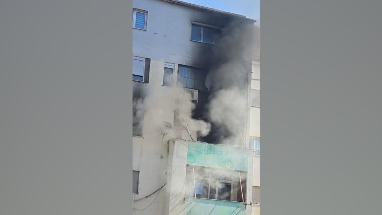 Përfshihet nga flakët një apartament në pallatin shumëkatësh te Komuna e Parisit në kryeqytet