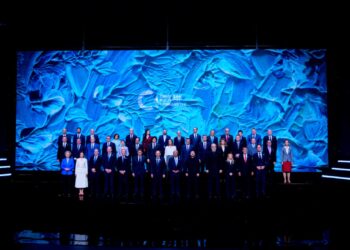 Krah Macron, Melonit dhe Albin Kurtit/ Rama publikon fotot nga Samiti i 8-ë i Komunitetit Politik Europian