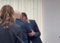VIDEOLAJM / ‘Ç’të mbetet nga burgu, do ta bëj unë’, Robert Ndrenika përqafon dhe puth Veliajn në gjyq