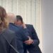 VIDEOLAJM / ‘Ç’të mbetet nga burgu, do ta bëj unë’, Robert Ndrenika përqafon dhe puth Veliajn në gjyq