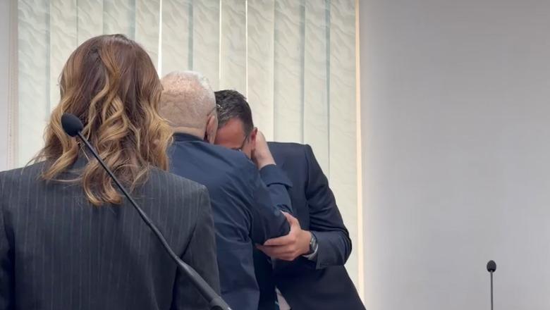 VIDEOLAJM / ‘Ç’të mbetet nga burgu, do ta bëj unë’, Robert Ndrenika përqafon dhe puth Veliajn në gjyq
