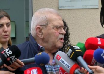 Robert Ndrenika në krah të Veliajt në gjykatë: Ka ndihmuar artistët dhe teatrin, çfarë i ka mbetur nga burgu e bëj unë