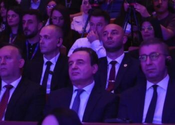 VLEN mblidhet në kongres, Kurti krah Mickoskit! Mungon himni shqiptar