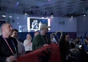 Gjesti i delegacionit serb në Eurovision, përpiqet të largojë flamurin e Kosovës: Nuk lejohet këtu