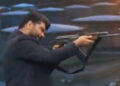 Gratë me kallashnikovë në xhami! Çmenduri në TV e Iranit, moderatori qëllon me armë live