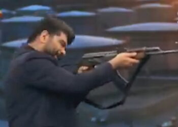 Gratë me kallashnikovë në xhami! Çmenduri në TV e Iranit, moderatori qëllon me armë live