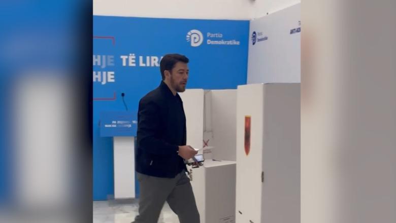 Argita dhe Shkëlzeni votojnë për babain e tyre në referendumin e PD