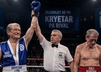Balla ironizon “garën” në PD, publikon foton e Berishës duke u ndeshur me veten në ring