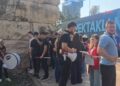 Me plisa dhe flamurin kuq e zi, nis protesta në Tiranë në mbështetje të shqiptarëve të Maqedonisë së Veriut