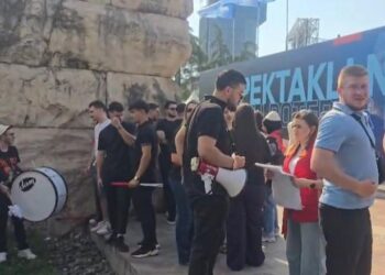 Me plisa dhe flamurin kuq e zi, nis protesta në Tiranë në mbështetje të shqiptarëve të Maqedonisë së Veriut