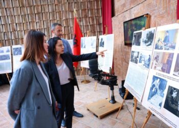 Çelet ekspozita “Një rrugëtim në historinë e lajmit shqiptar”, ATSH paraqet materiale të rralla arkivore