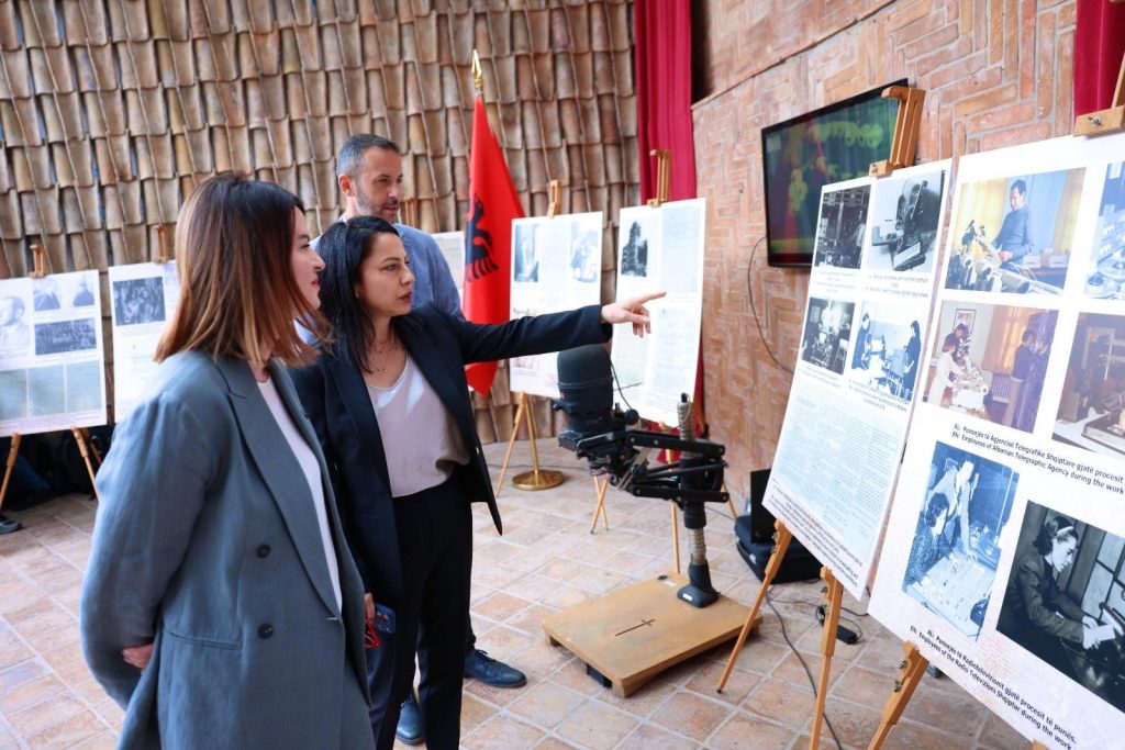 Çelet ekspozita  Një rrugëtim në historinë e lajmit shqiptar   ATSH paraqet materiale të rralla arkivore