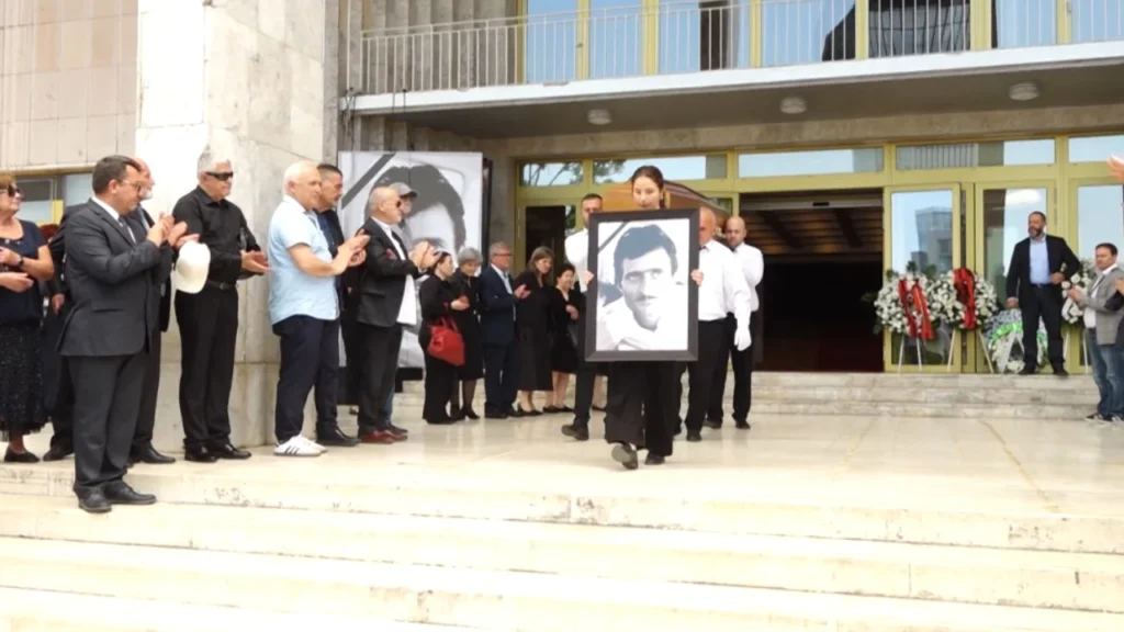 Lamtumirë Birçe Hasko! Përcillet mes nderimesh për në banesën e fundit legjenda e ekranit dhe skenës