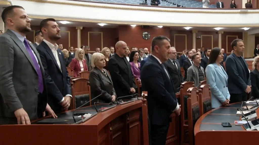 LIVE/ Tragjedia në Durrës, nis me një minutë heshtje për dy të miturit seanca plenare