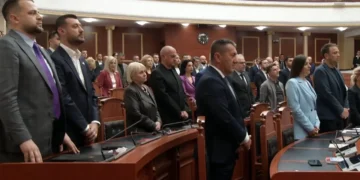 LIVE/ Tragjedia në Durrës, nis me një minutë heshtje për dy të miturit seanca plenare