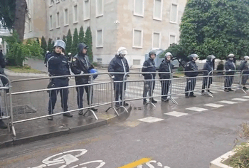 Protesta e opozitës, nis grumbullimi i qytetarëve në bulevard, efektivët vendosen gardh para Kryeministrisë